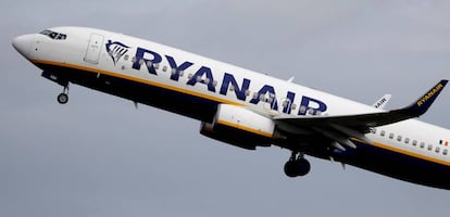 Un avión de Ryanair despega del aeropuero de Manchester.