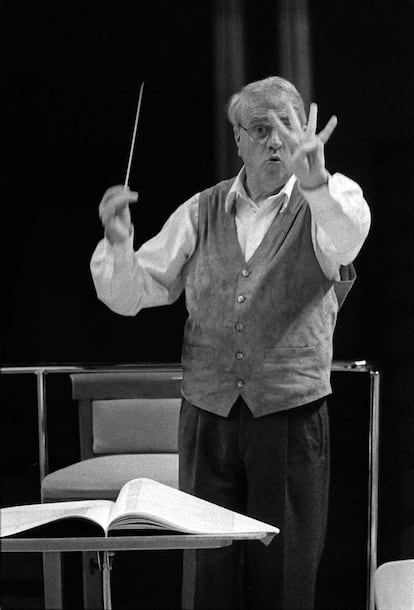 El compositor y director Cristóbal Halffter, durante un ensayo con la Orquesta Nacional de España de la obra 'Las turbas', en 1996.