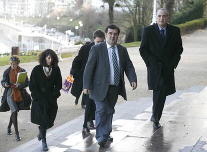 El consejero Iñaki Arriola, a la derecha, y viceconsejero Ernesto Gasco acuden ayer con su equipo al Palacio Miramar donostiarra.