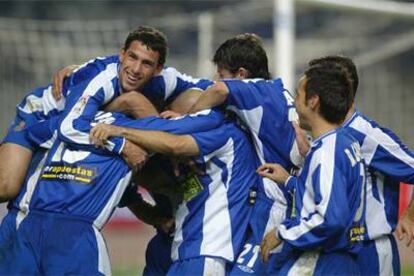 Los jugadores del Espanyol festejan un gol marcado al Atlético.