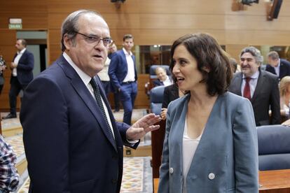 Ángel Gabilondo conversa con Isabel Díaz Ayuso en la Asamblea de Madrid.