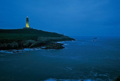 La costa gallega, perfilada por el haz de luz del faro romano de la Torre de Hércules, en A Coruña.