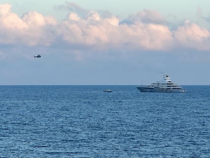 El yate 'Mayan Queen IV', que rescató a supervivientes del naufragio cerca de Grecia el pasado 14 de junio, junto a un helicóptero y una patrullera griega.