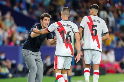 Andoni Iraola da instrucciones a Sergi Guardiola durante un partido