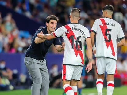 Andoni Iraola da instrucciones a Sergi Guardiola durante un partido