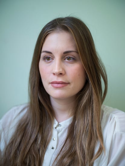 La psicóloga Lydia Mylonaki atiende a los supervivientes de tortura en la clínica de Atenas e intenta que recuperen seguridad y autoestima.