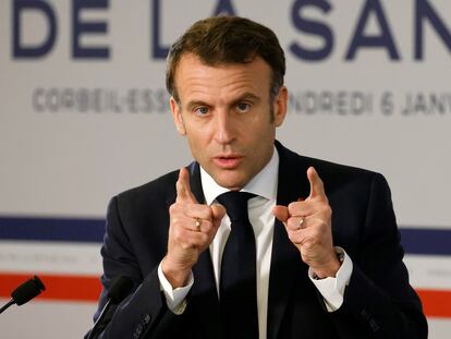 El presidente francés, Emmanuel Macron, en un discurso a los trabajadores sanitarios del sur de París, el 6 de enero de 2023.