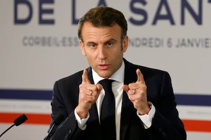 El presidente francés, Emmanuel Macron, en un discurso a los trabajadores sanitarios del sur de París, el 6 de enero de 2023.