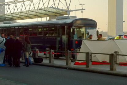 El conductor y uno de los pasajeros de un autobús militar de EE UU han muerto alcanzados por disparos en el aeropuerto de Fráncfort