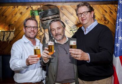 Mike Stevens, consejero delegado de Founders; Javier L&oacute;pez del Hierro, presidente de Mahou San Miguel; y David Engbers, presidente de Founders