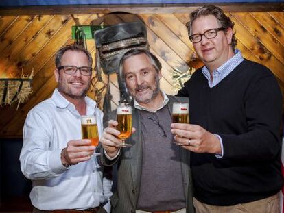 Mike Stevens, consejero delegado de Founders; Javier L&oacute;pez del Hierro, presidente de Mahou San Miguel; y David Engbers, presidente de Founders