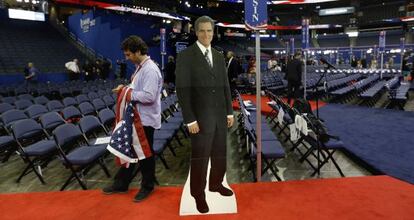Un cartel con la imagen de Romney en la sede de la Convención en Tampa.