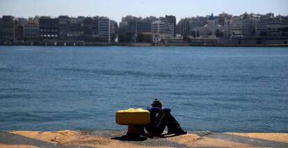 Uma refugiada descansa no porto grego de Pireo.