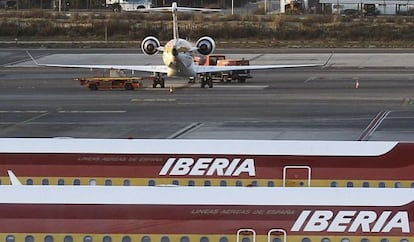Varios aviones de Iberia, en el aeropuerto de Barajas.