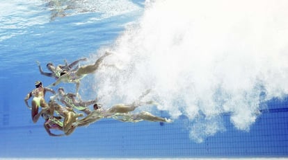 El equipo japonés en la competición de natación sincronizada. 