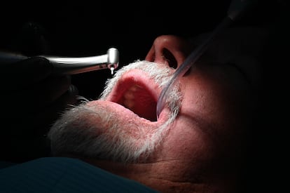 Un dentista trabaja con un paciente estadounidense en el Centro Dental Rubio, en Los Algodones, en la frontera con Yuma (Arizona).