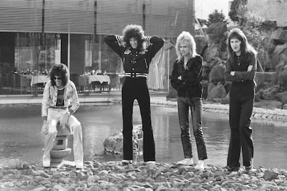 Freddie Mercury, Brian May, Roger Taylor y John Deacon, Queen, posan para la revista 'Music Life' en el jardín del Hotel Pacific Tokyo en su gira 'Night At The Opera', en marzo del 76. Era la segunda visita de la banda a Japón. 