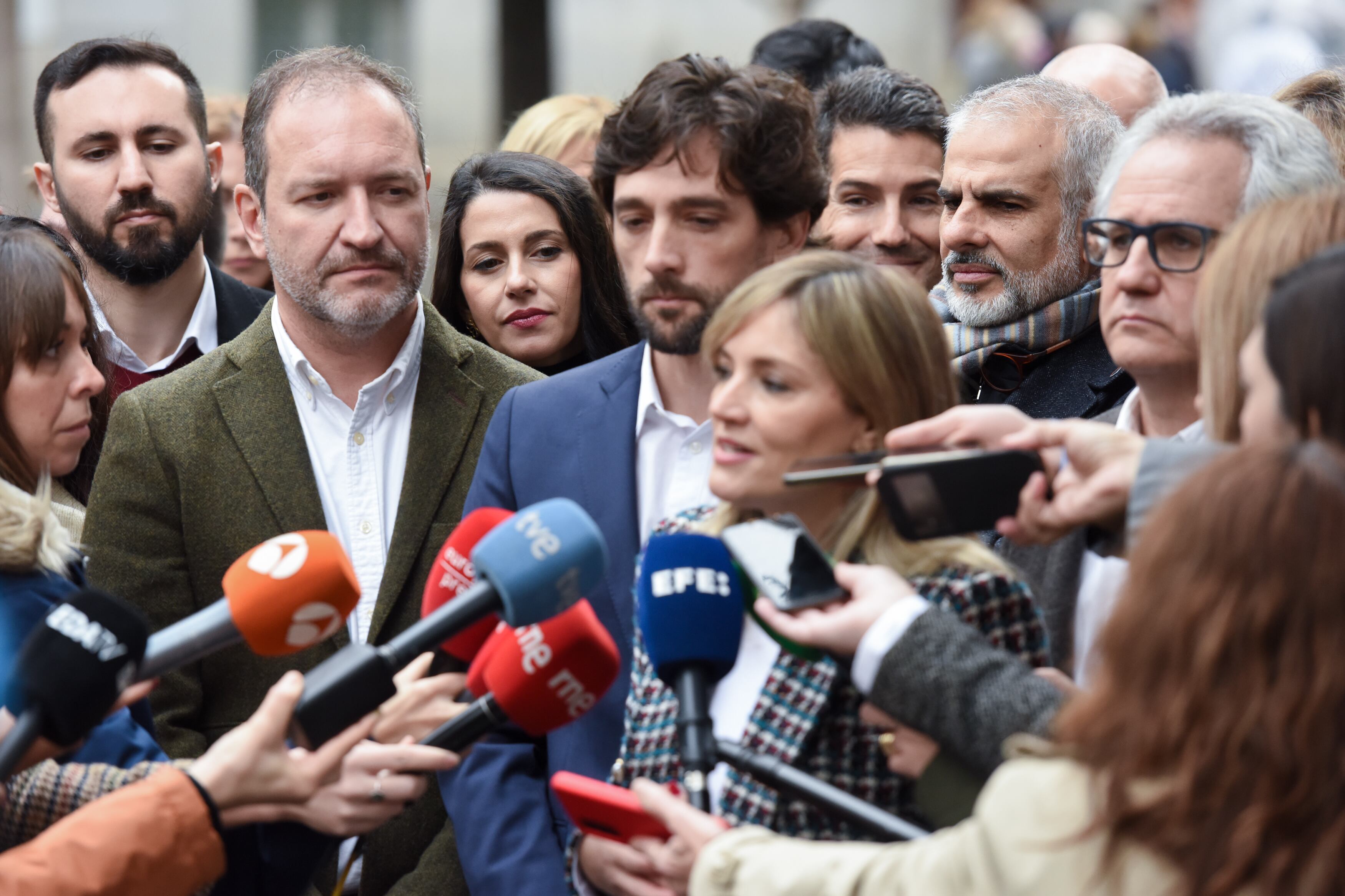 Patricia Guasp y Adrián Vázquez, en el centro, durante la presentación de su lista el 23 de diciembre, con Inés Arrimadas al fondo. 