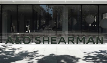 Logo de A&O Shearman en su oficina de Madrid. Imagen cedida por la empresa.