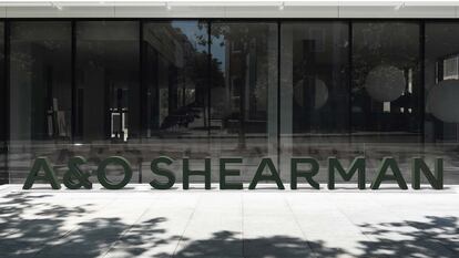 Logo de A&O Shearman en su oficina de Madrid. Imagen cedida por la empresa.