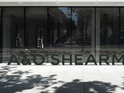 Logo de A&O Shearman en su oficina de Madrid. Imagen cedida por la empresa.