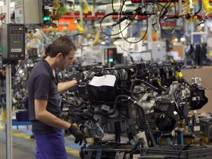 Un trabajador en la planta de motores de Ford en Almussafes.