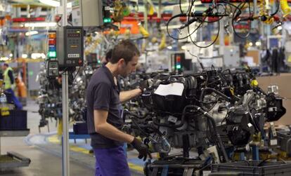 Un trabajador en la planta de motores de Ford en Almussafes.