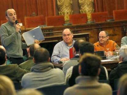 El alcalde donostiarra, Juan Karlos Izagirre, en una reunión con vecinos afectados por el temporal.