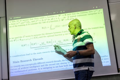 David Contreras, profesor de Matemáticas e Inteligencia Artificial durante una clase en la Escuela Técnica Superior de Ingeniería ICAI, Madrid.