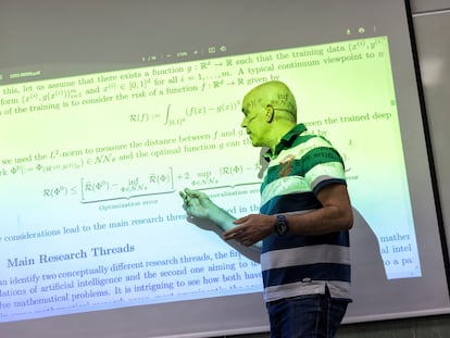 David Contreras, profesor de Matemáticas e Inteligencia Artificial durante una clase en la Escuela Técnica Superior de Ingeniería ICAI, Madrid.