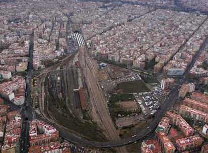 La gran playa de vías férreas en el corazón de Valencia, que desaparecerá con la llegada del AVE, a vista de pájaro.