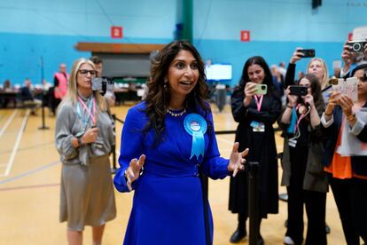 Suella Braverman habla con los medios de comunicación en el Fareham Leisure Centre de Fareham, durante el recuento de votos para la circunscripción de Fareham y Waterlooville.