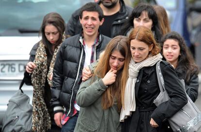 Alumnos de la escuela Ozar Hatorah reciben el apoyo de familiares.