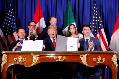 Los presidentses de México (Enrique Peña Nieto) y Estados Unidos (Donald Trump) y el primer ministro de Canadá, Justin Trudeau, firman el nuevo acuerdo de libre comercio entre los tres países durante la cumbre del G20 en Buenos Aires.