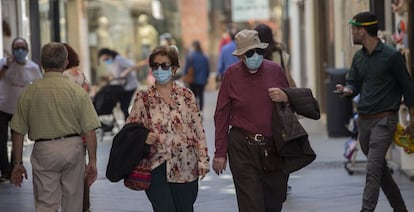 People in Spain wear face masks to prevent coronavirus contagion.