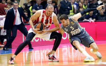 Simonovic protege el bal&oacute;n ante Rudy.