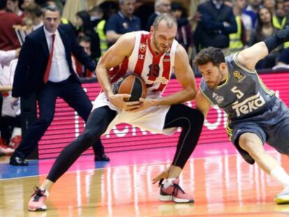 Simonovic protege el bal&oacute;n ante Rudy.