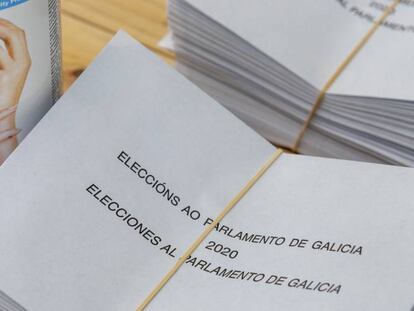 Sobres para la votacion al Parlamento de Galicia junto a un gel desinfectante por la pandemia del Covid-19.