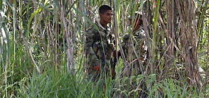 Soldados en el lugar del ataque de las FARC del viernes.