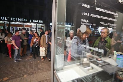 Cua a la taquilla del cinema Aribau de Barcelona.