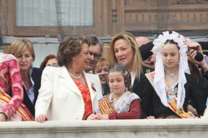 Leire Pajín, en tercera fila, en el balcón del Ayuntamiento de Valencia para asistir a la <i>mascletà</i>.