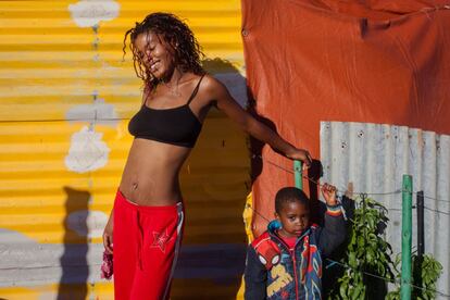 Mother and son (Madre e hijo).