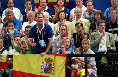 Desde la izquierda, la ministra de Educación, Pilar del Castillo, el Príncipe, la reina Sofía y la infanta Cristina, con su hijo Juan Valentín en brazos, apoyan con entusiasmo la actuación de Iñaki Urdangarin en el partido de la selección española de balonmano ante Suecia en los Juegos Olímpicos de Sidney en septiembre de 2000. España, que perdía ante Suecia, conseguía la medalla de bronce ante Yugoslavia al día siguiente.