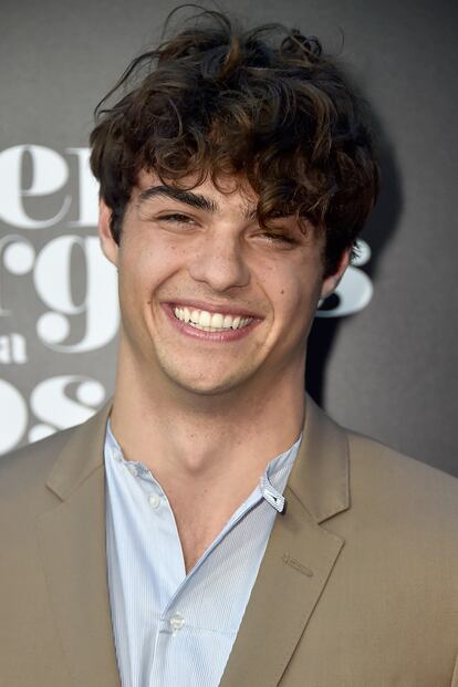 El mismo peinado que Shawn Hunters o Leonardo DiCaprio popularizaron en los 90 (y que tantas carpetas acabarían forrando) vuelve a ser el favorito de los nuevos ídolos adolescentes. Noah Centineo, protagonista de A todos los chicos de los que me enamoré (estandarte del nuevo fénomeno de comedia romántica), es fiel a este corte.