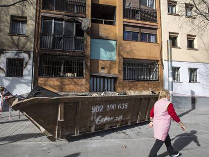 Una vecina pasea en una calle del barrio de Sant Roc, en Badalona.