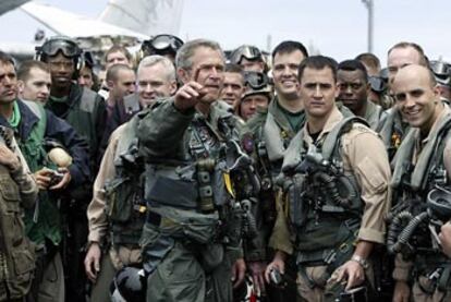 El presidente, vestido de piloto de combate, charla con miembros de la tripulación del portaaviones <i>Abraham Lincoln,</i> donde anunció la victoria contra Irak.