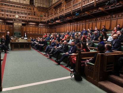 El presidente de la Cámara de los Comunes, Lindsay Hoyle, habla en la Cámara frente a decenas de parlamentarios en enero de 2020.