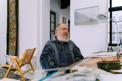 El artista Guillermo Pérez Villalta, en su estudio de Tarifa (Cádiz).