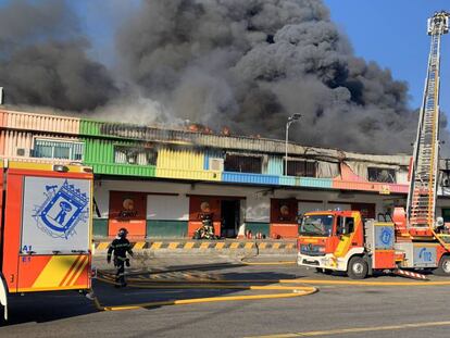 Incendio en Mercamadrid, este sábado.