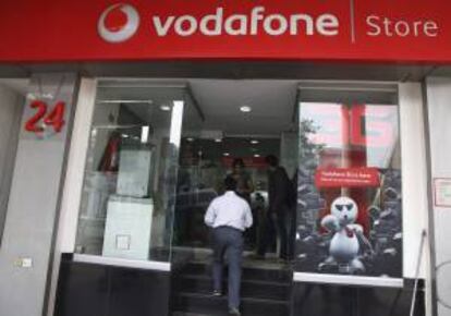 Vista de una tienda de la compa?a de telefona Vodafone. EFE/Archivo